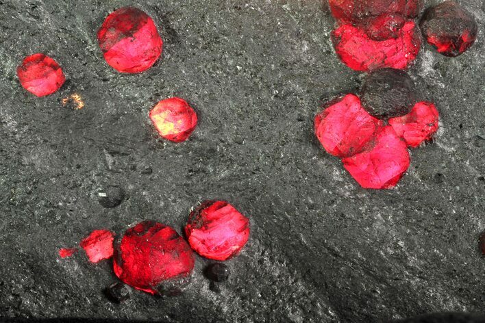 Plate Of Red Embers Garnets in Graphite - Massachusetts #114157